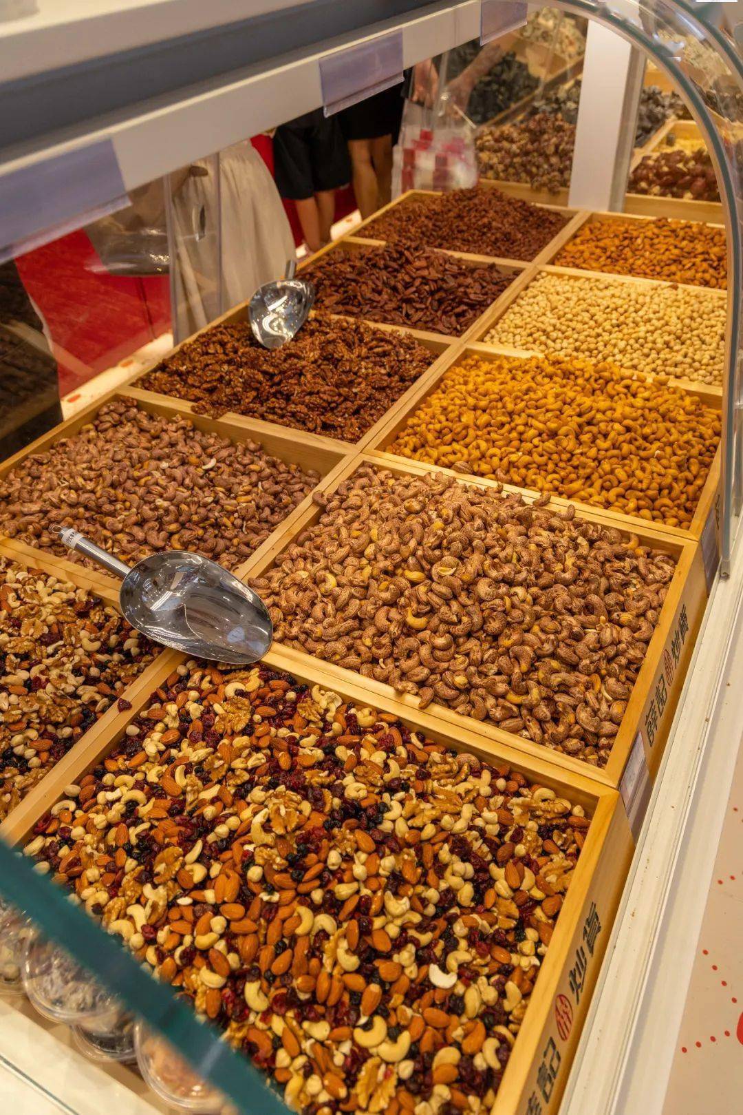 他们家真的太火爆了,刚开业就已经被粉丝们包围,炒货种类就已经有数