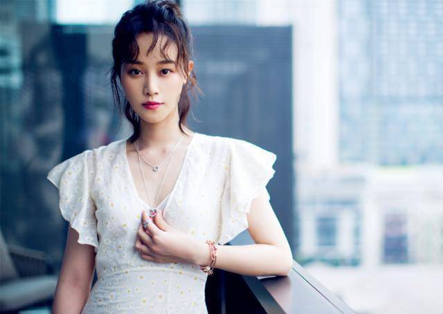 是发型还是穿衣搭配,都有了质的提升,而且五官也更加精致,鼻子小巧,双