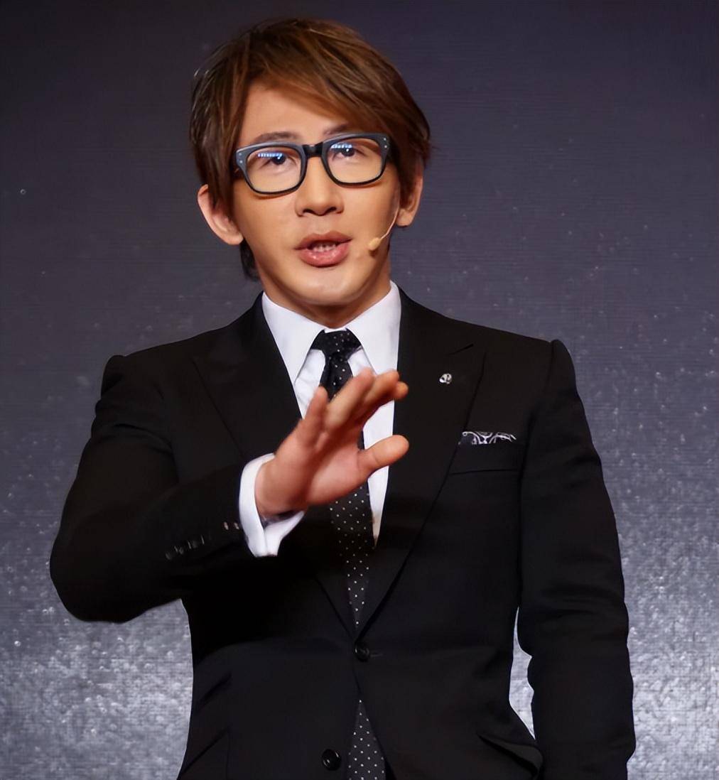 有种"整容"叫刘谦成名,魔术变化不大,他却像换个人?_表演_观众_魔法