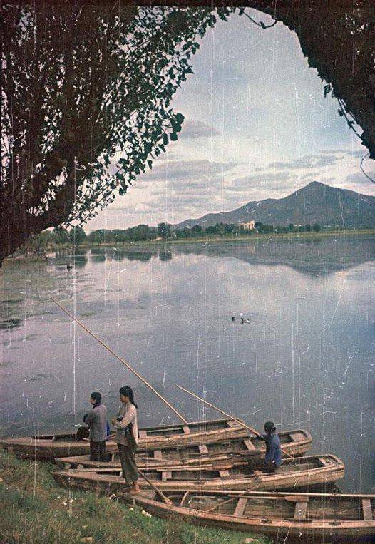 1949年天蓝水清泛舟玄武湖的珍贵彩照曾拟半日在此游遍世界