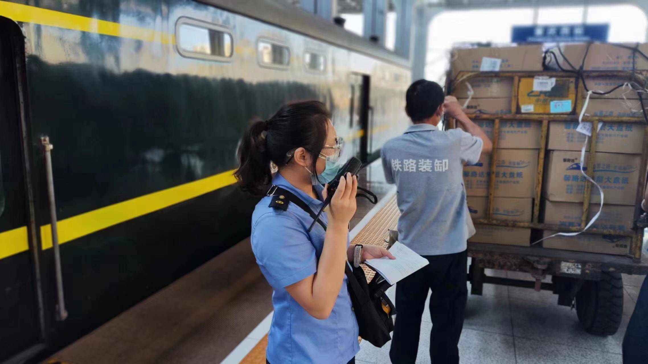 行李员的工作看起来简单,但实际上很考验一个人的细致与耐心.