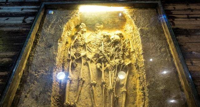 古代妃嫔殉葬时,殉葬时妃子们是直接被活埋还是先处死再陪葬_活人