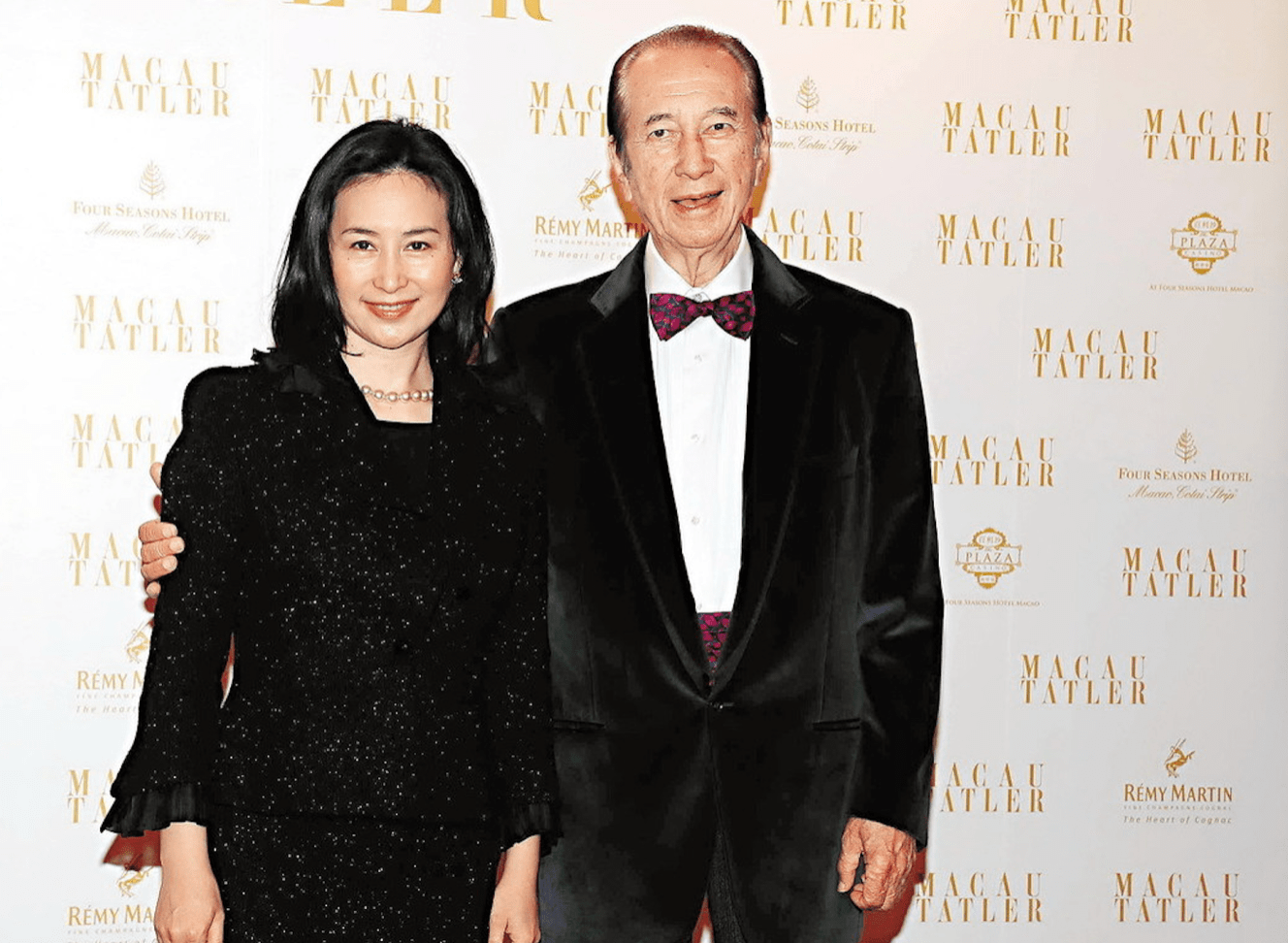 何超琼公开24岁访京旧照,打扮时髦颜值高,揭赌王家