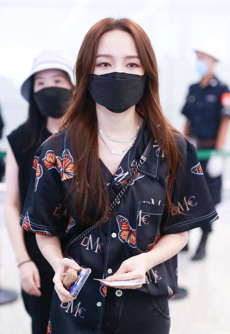 孟佳现身机场,肤白貌美衣着时髦洋气,一举一动千娇百媚优雅大方_身材