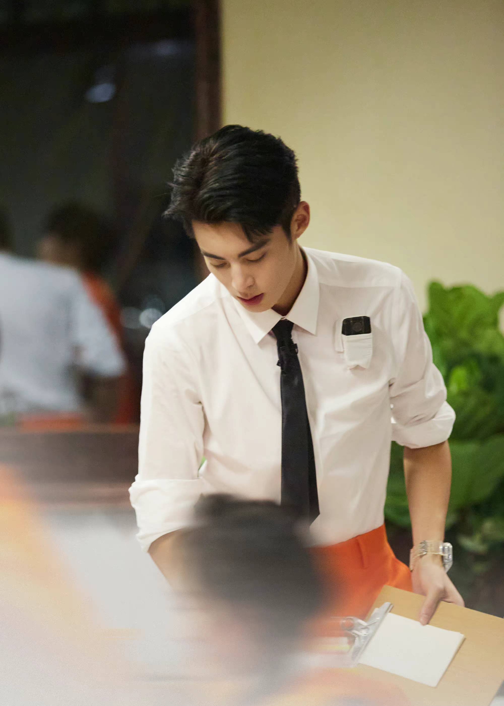 王鹤棣# 不愧是空乘专业的,这白衬衣穿得太有那味儿了_专业_衬衣