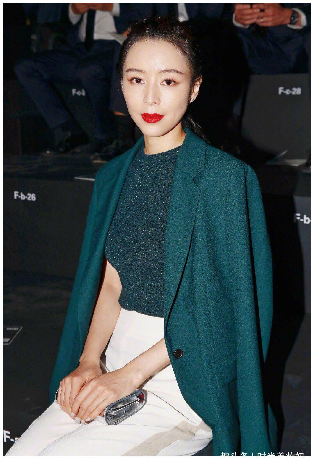 张静初霸气回归,墨绿西装搭配喇叭裤很高级,烈焰红唇御姐范十足