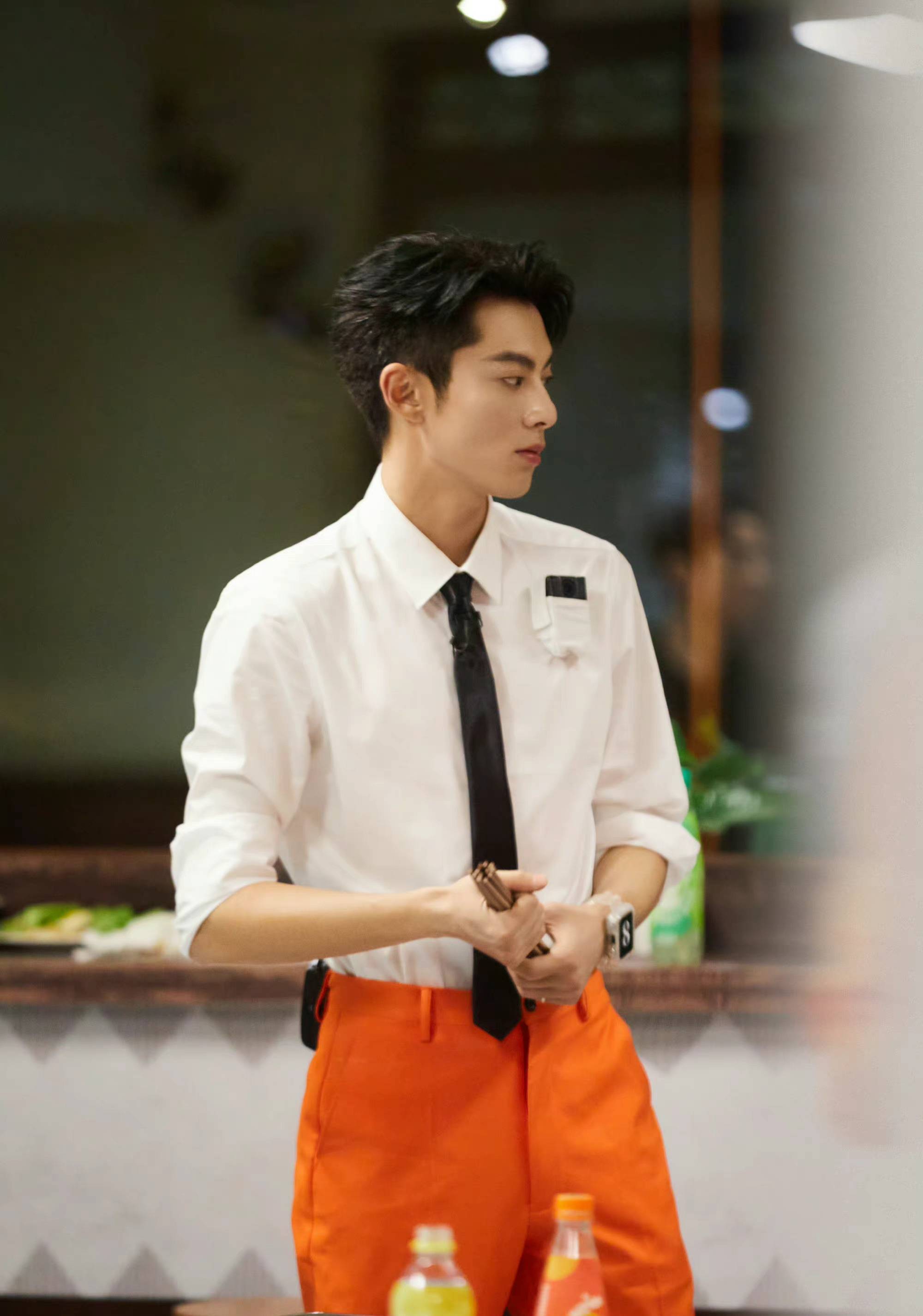 王鹤棣# 不愧是空乘专业的,这白衬衣穿得太有那味儿了_专业_衬衣