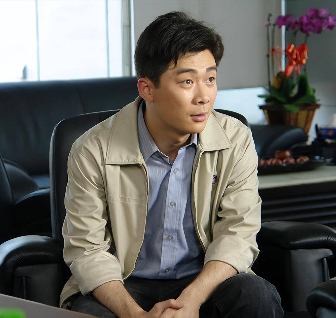 曹政:我以前是刘亦菲的同学,演反派很好,但戏外是个痴情老公_郑小龙