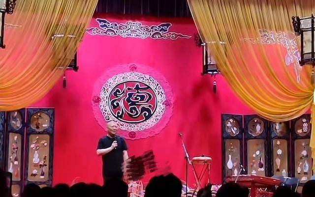 由于德云社一直忙于发展趋势,王辉放弃了自己的曲艺团工作,但她从小就