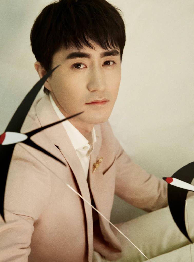 杨玏央视重阳晚会造型写真释出 西服套装内搭白衬衫帅气有型_造型