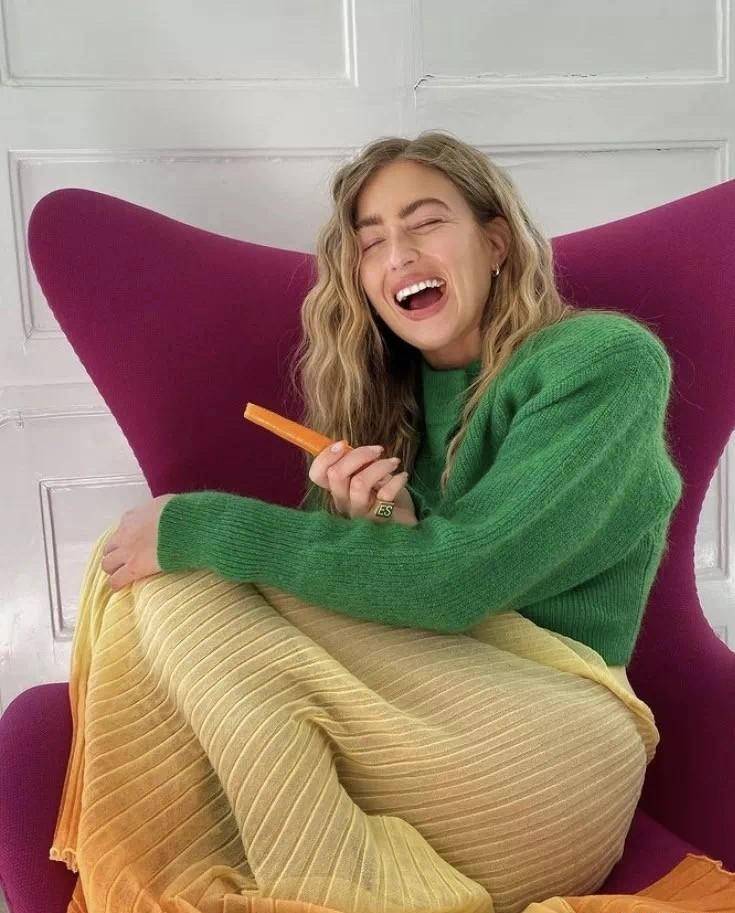 这几种配色的衣服,穿上时髦又显白_黄色_女孩子_时尚