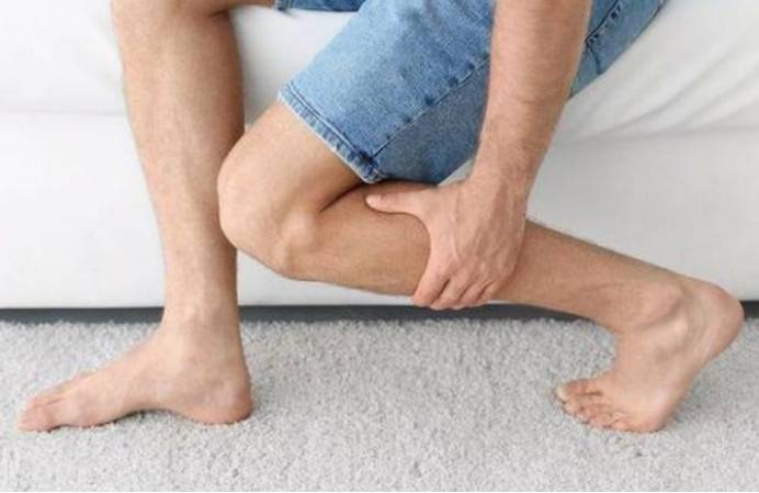 抽筋在日常生活中,经常会出现腿痛的情况,很多人都会认为是因为缺钙