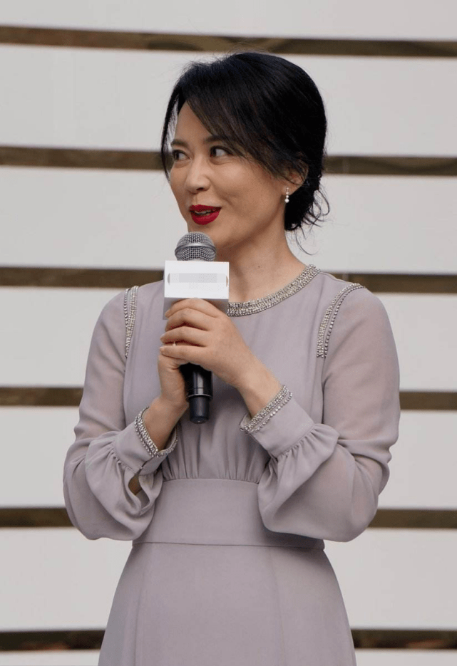 俞飞鸿生图曝光颜值崩塌,"不老女神"名头不保新片被指不自然_状态