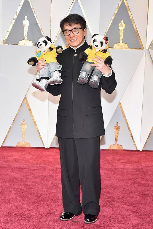 成龙67岁生日,林凤娇陪伴,却不见房祖名身影_疫情_视频_全球