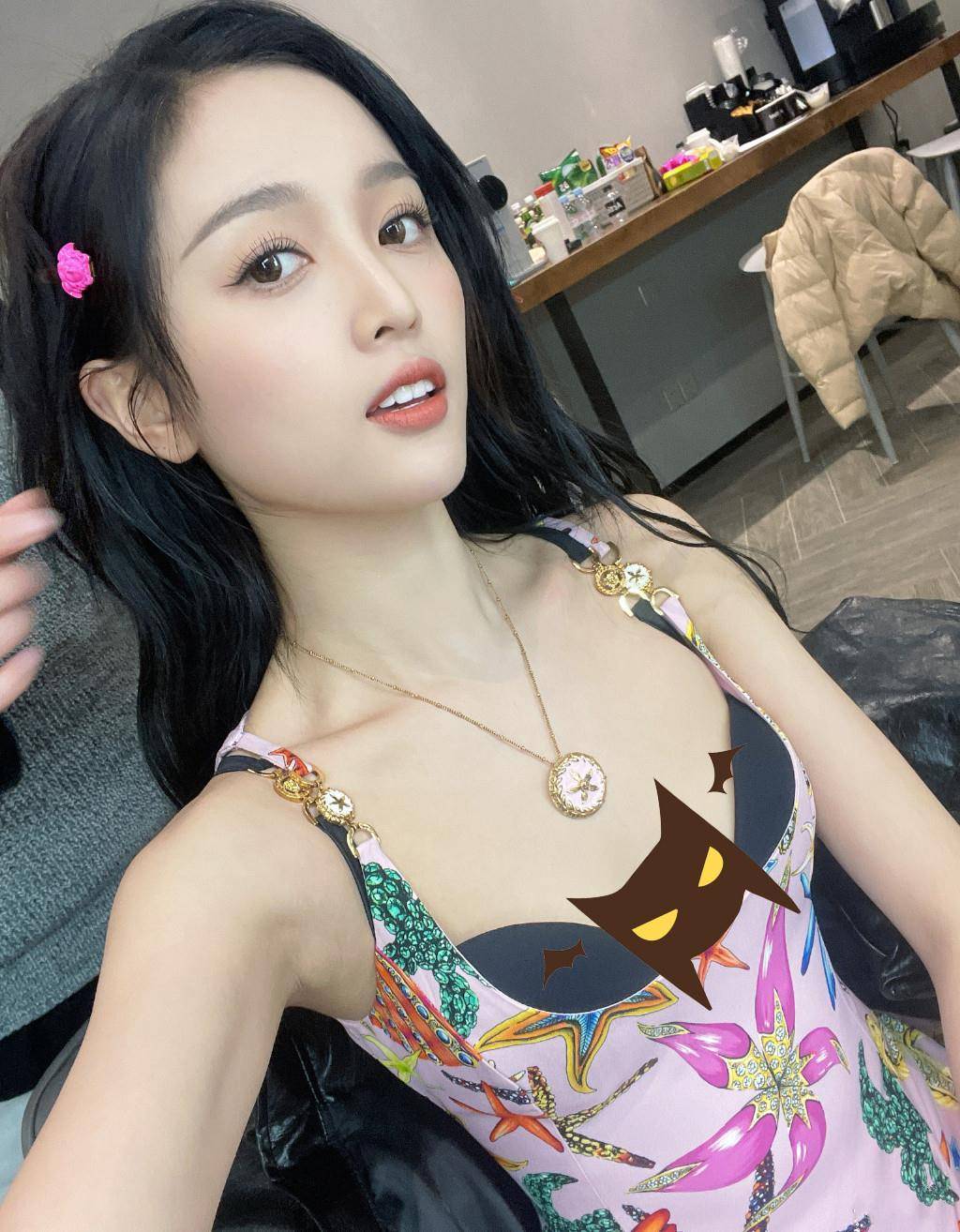 吴宣仪也太拼了,穿的吊带裙太能抢镜了,看一眼就忘不掉_设计的_时尚