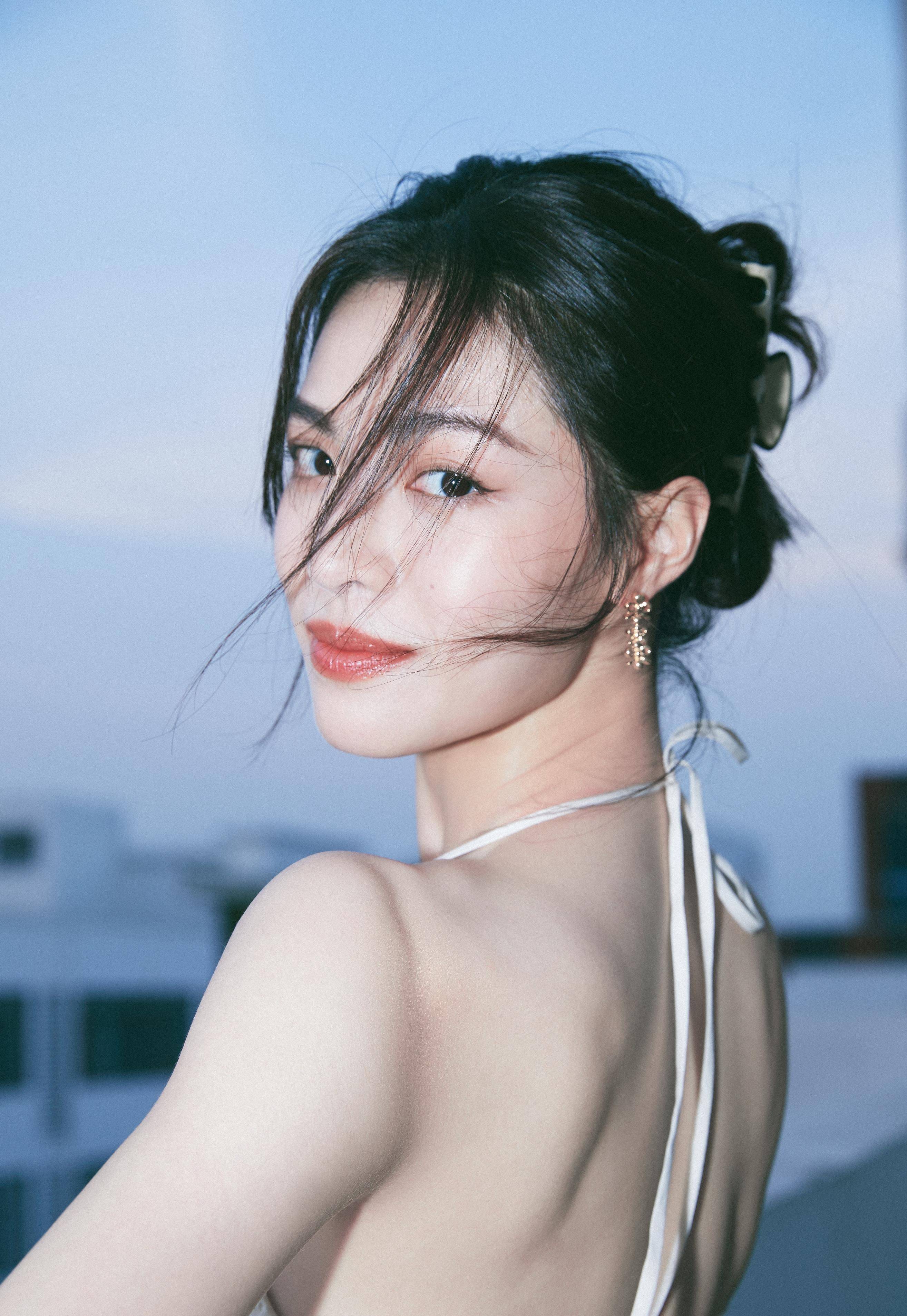 钟楚曦不做港风美女改走纯欲风?