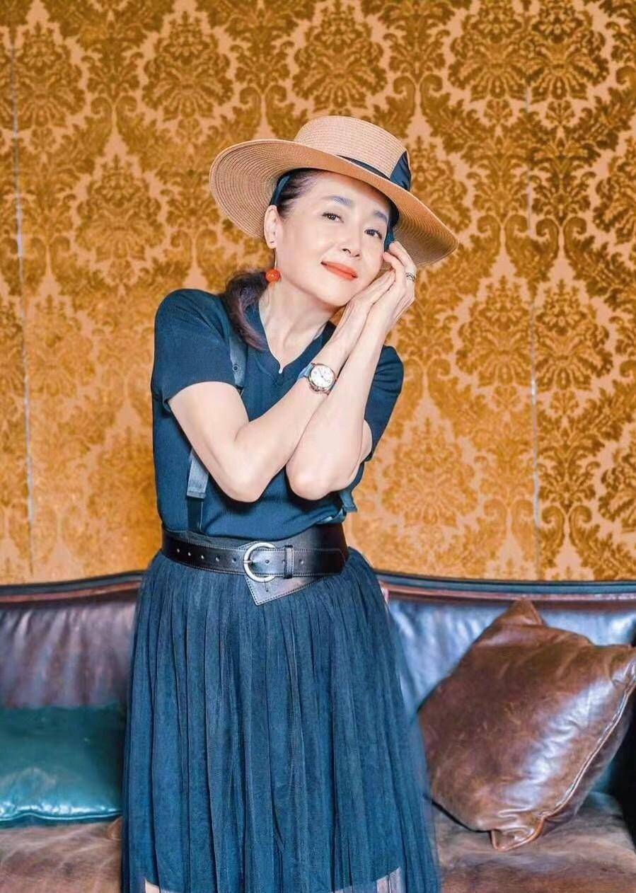 62岁恬妞晒出近照,穿黑裙扎丸子头素颜憔悴,"苗翠花"真接地气_连衣裙