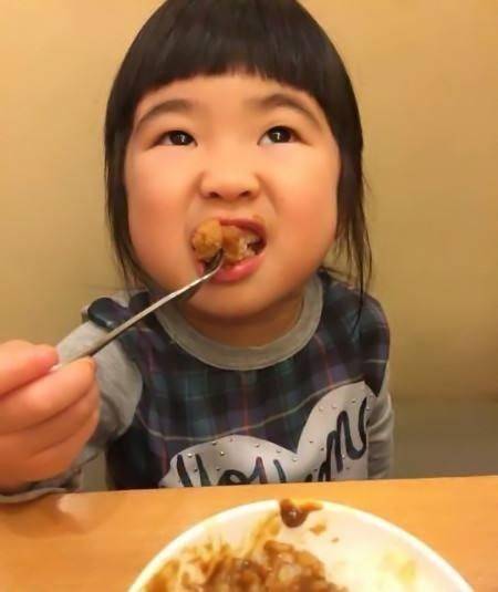 长得不精致却讨人喜欢星二代,饺子靠有趣的灵魂,jasper是小绅士_长相