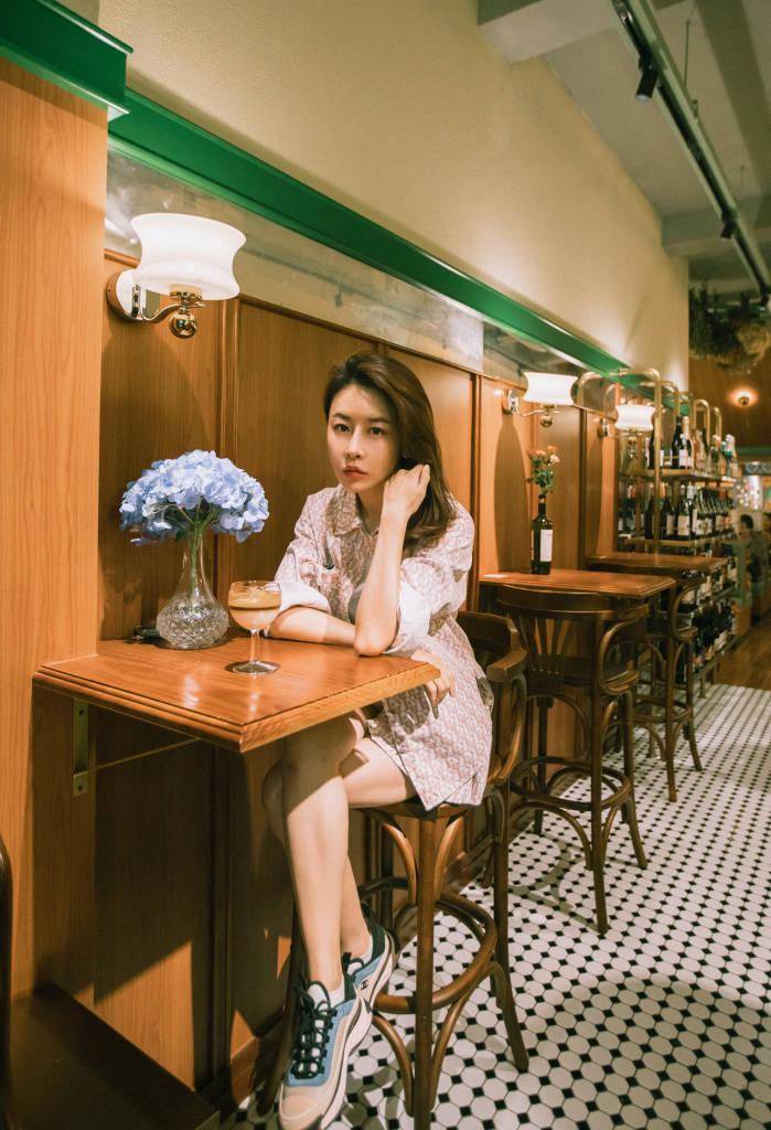 毛俊杰晒节日随拍 餐厅出镜玩转文艺胶片风_写真_风格_餐厅