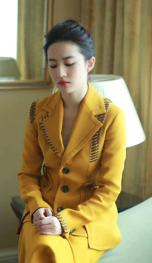 娱乐圈女星尝试"蛋黄裙",清新又减龄,刘诗诗穿回18岁少女_时尚_裙装