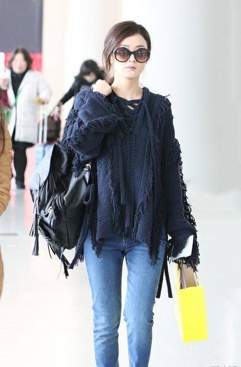赵丽颖风格一变时髦10倍,穿上宽下紧打扮走机场,气场不输女团