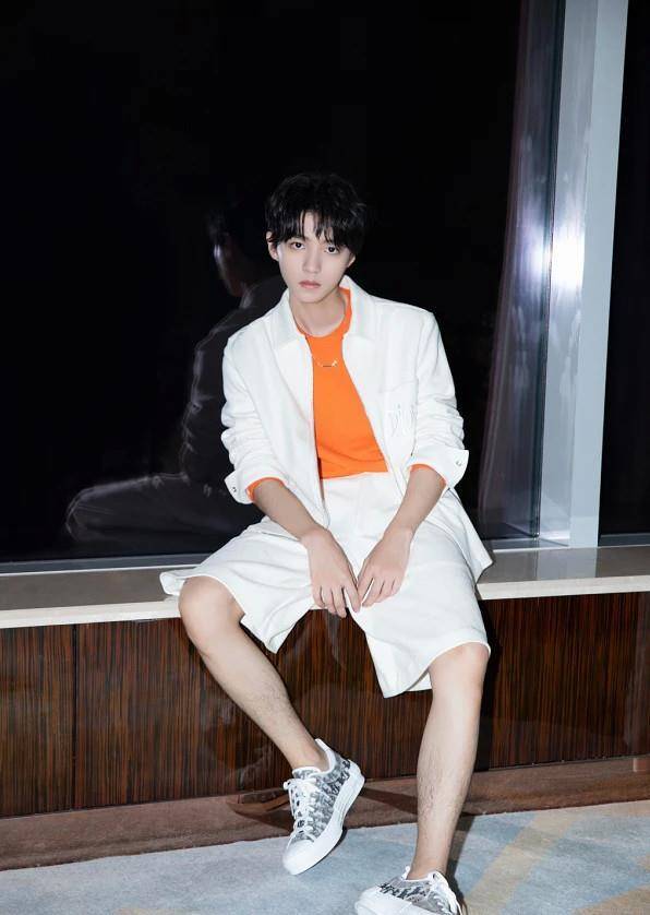 有种"逆袭"叫王俊凯长大,连体裤穿出王子范,1米8大长腿太抢镜_造型