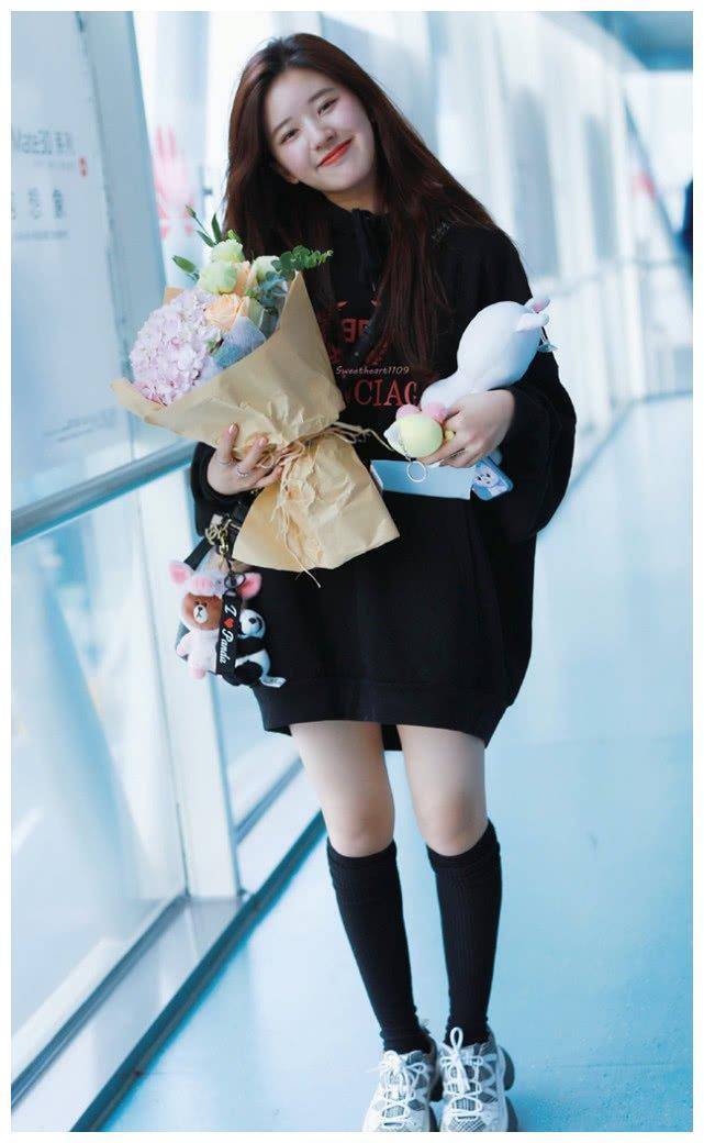 赵露思迷之自信,没有上帝吻过的细腿还敢穿长筒袜,却巨显腿白!