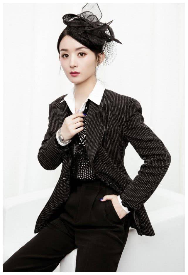 赵丽颖产子后6个月像是变了个人,涂毒蓝色指甲油,成霸道女总裁_黑色