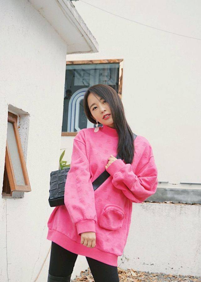 孙耀琦真会穿衣打扮,穿粉色卫衣配黑裤,甜美又减龄_服装_女生_黑色