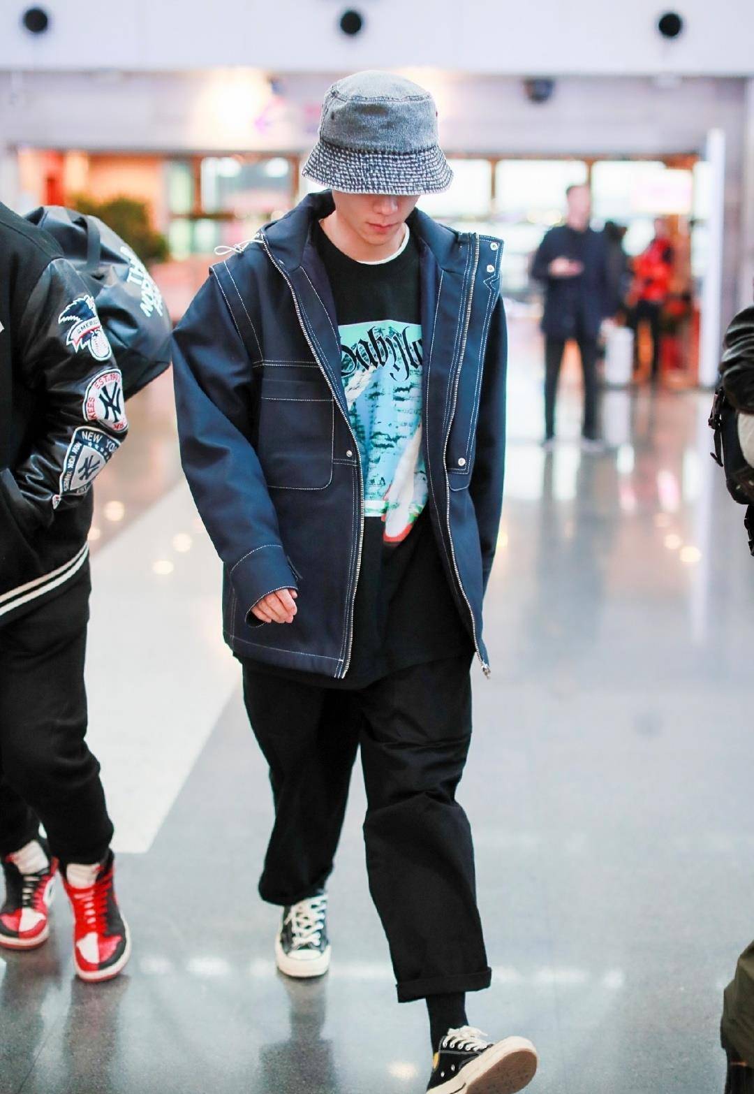 走机场也太随意,张一山又穿上次酷味夹克出街,哥哥衣柜该上新了_一身