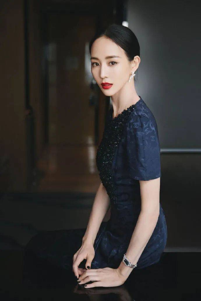 李昂昂的朋友圈 - 袁泉曾黎神仙同框,沈腾又瘦又帅赢得高票房_miss