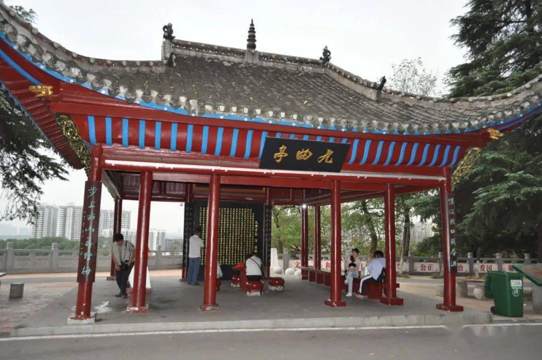 随着时代的变迁,九曲亭屡毁屡建,一直是古城鄂州(武昌)八景(十景)之一