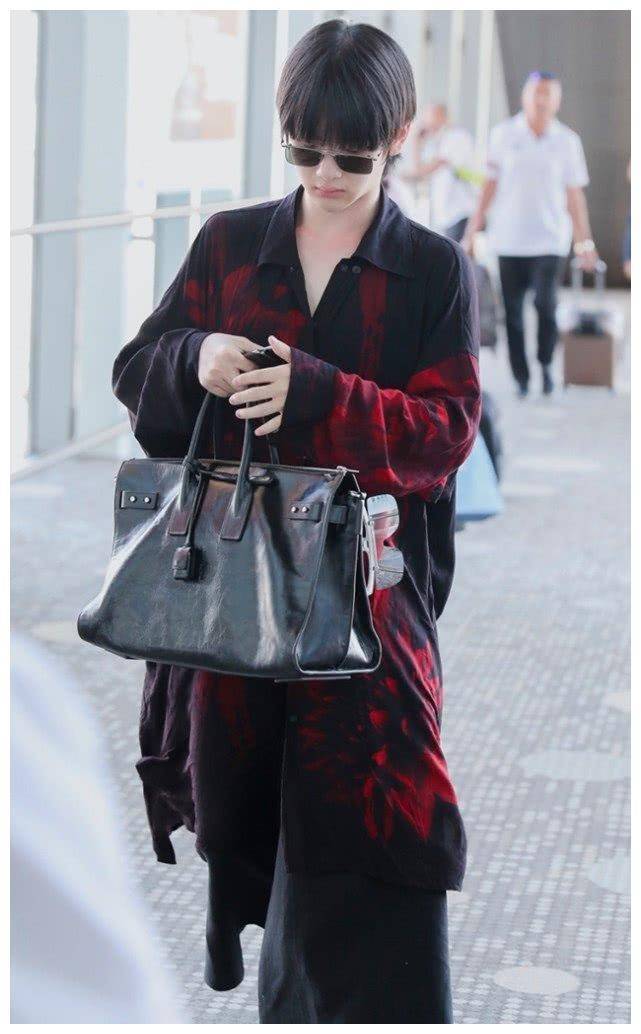 周震南因身高太矮,将衬衫穿成了连衣裙既视感,这腿太短萌了!