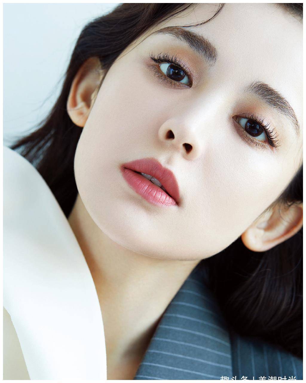 古力娜扎登韩版时尚大刊封面,五官美艳迷人,比韩版脸庞优越太多