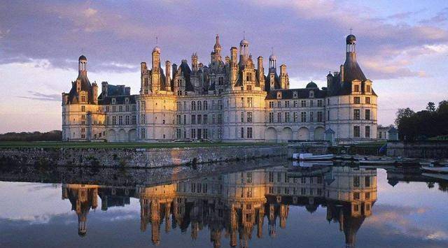 中世纪欧洲贵族的生活，吃饭、睡觉、盖城堡，所有贵族都爱城堡