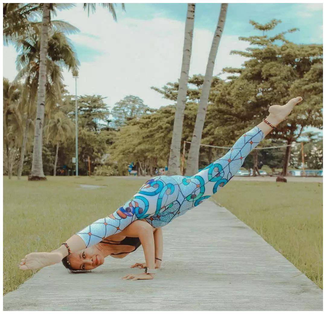 张嘉倪这波造型太养眼了,中性风穿搭时尚潮流,轻松吸引大众目光_身体