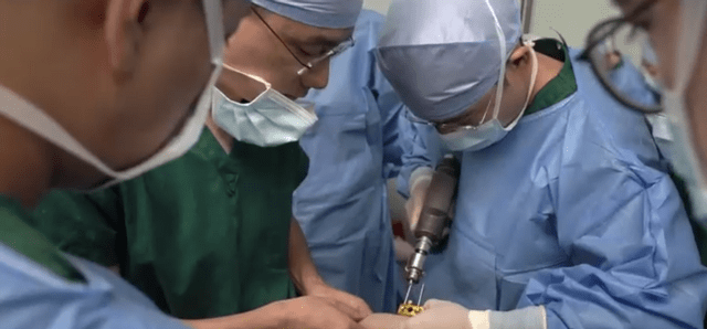 在电影拍摄过程中,为男孩进行手术的医生一直都在跟导演沟通手术细节