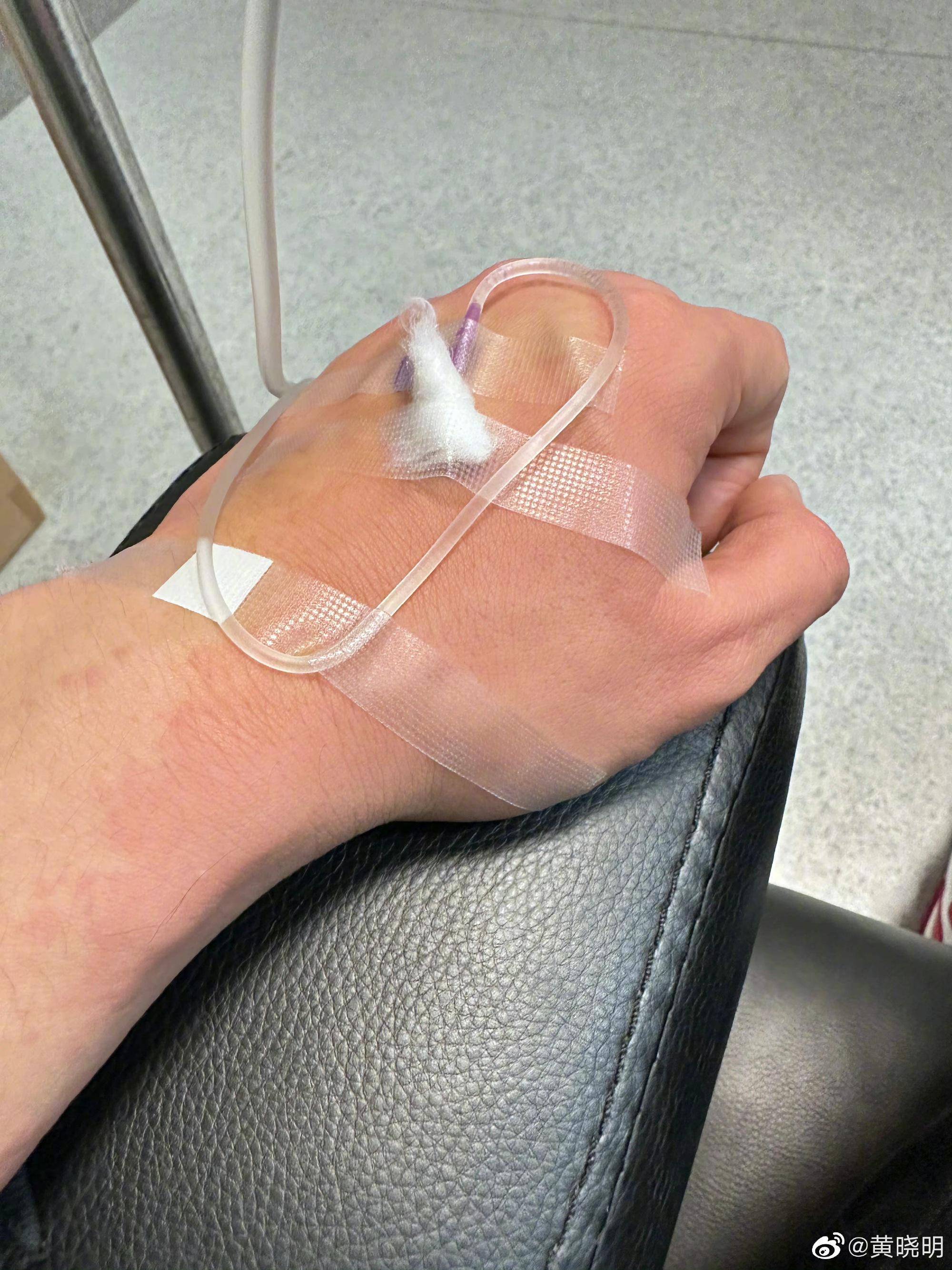 黄晓明与家人聚餐,大展歌喉跑调严重,家人们长相富态