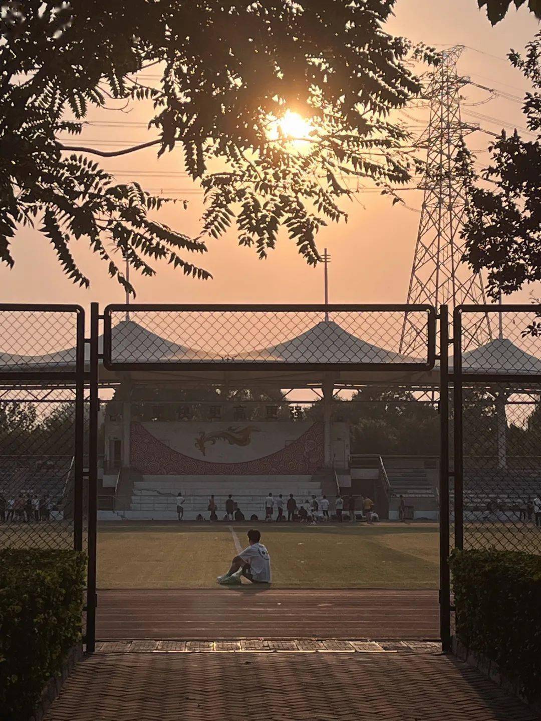 日暮斜阳,余晖犹温逐渐消失在天际整个北工大校园的橘黄夕阳缓缓下沉