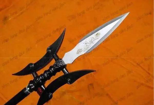 "戟"又根据两边的月牙形弯刀的数量不同,分为半月和盘龙两种.