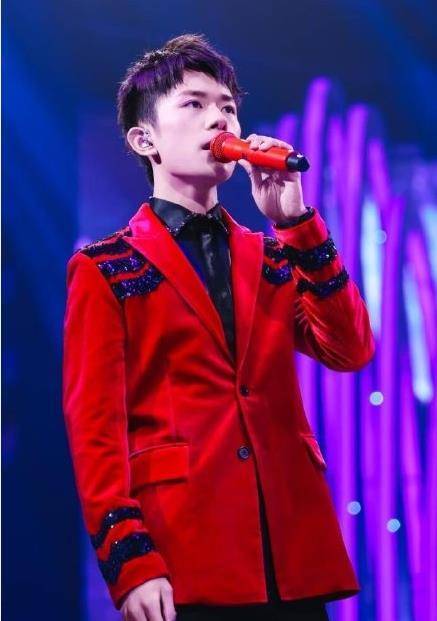至此易烊千玺也正式进军大荧幕,而今年主演的《给你一朵小红花