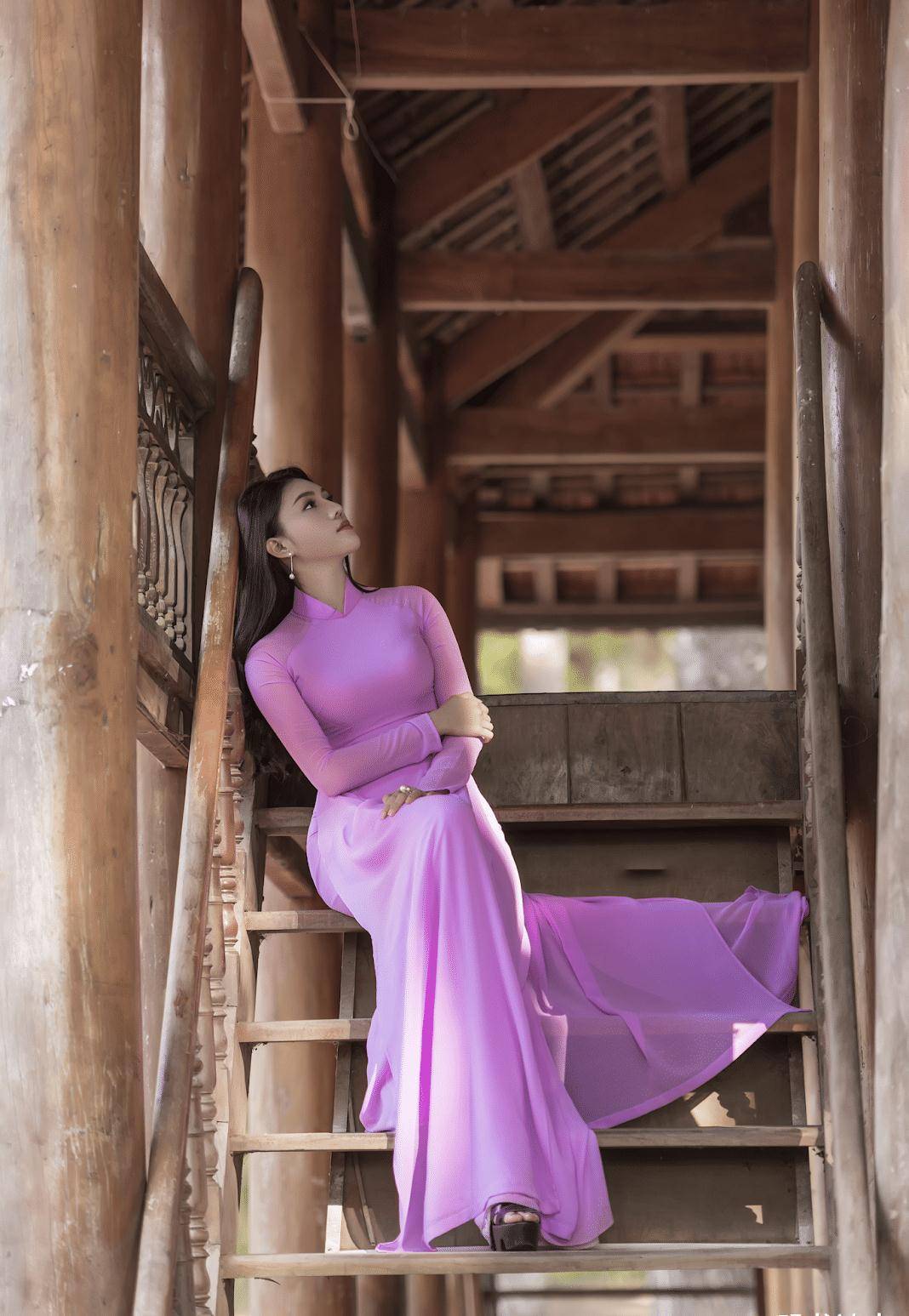 身穿紫色奥黛的国外女人,曼妙的身姿,温婉的气质,美得很惊艳