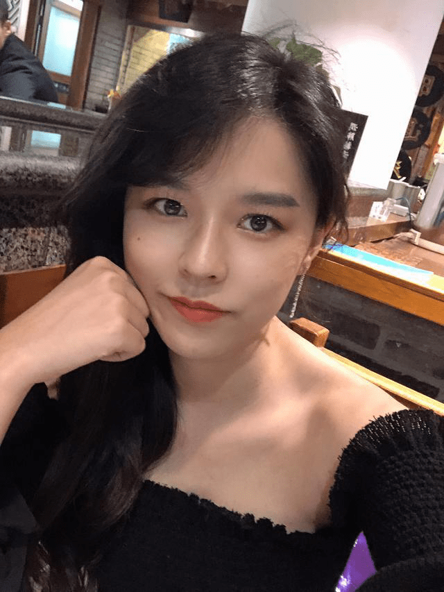 女主播素颜照,小团团清秀,呆妹儿软萌,都不及她眼神让人心动_网友