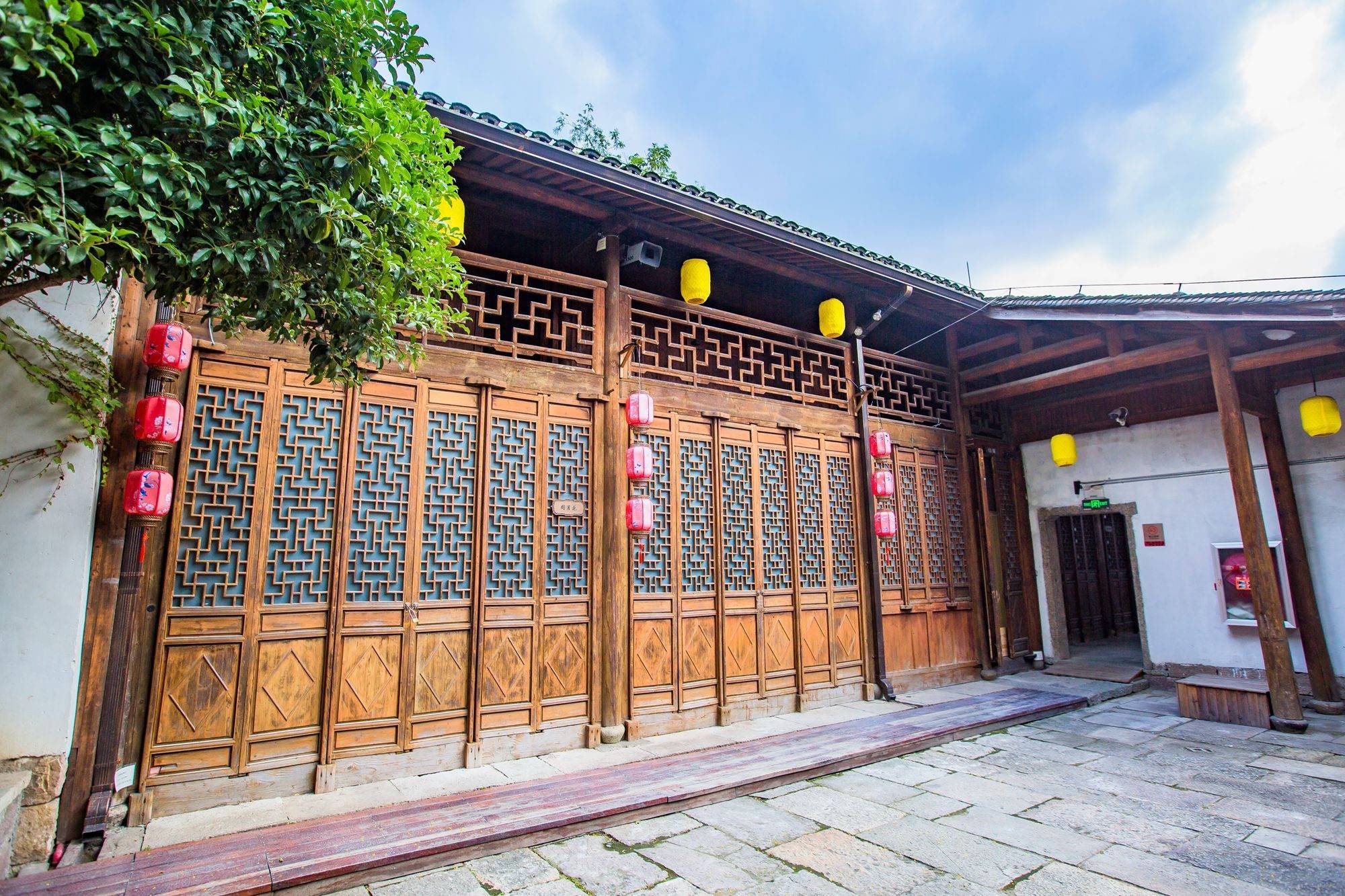 杭州富义仓艺术中心,时隔百年,粮仓成为了年轻人喜爱的打卡地_仓库