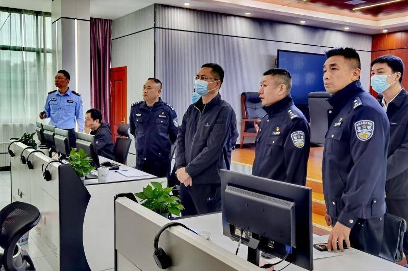 10月5日,桃江县委副书记,县长周登高到县综合指挥中心,县交警情报指挥