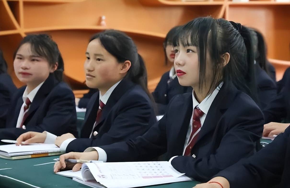 职高女生晒教室自拍照,不料引来家长热议,对职校的偏见更大了_普高_穿