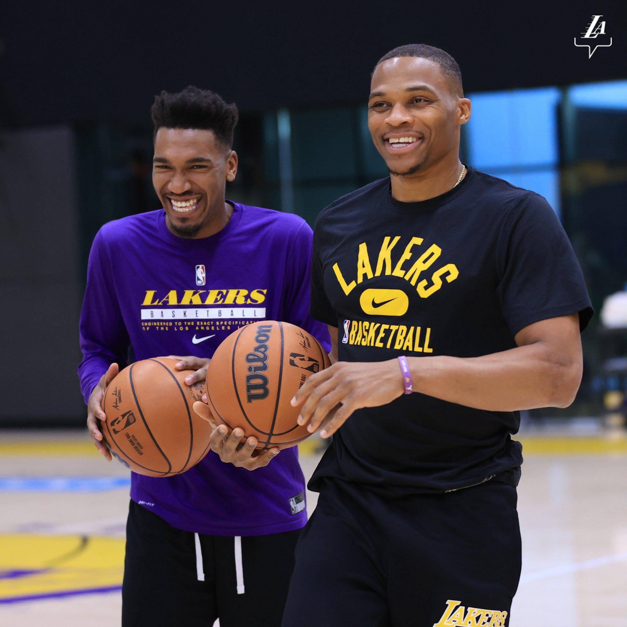 斯蒂芬库里(stephen curry),德文布克(devin booker)和米切尔(donovan