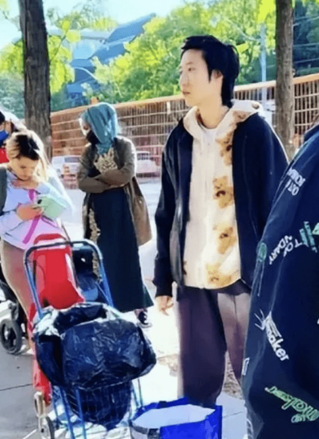 吳卓林憔悴現身顯落魄,街頭與拾荒者搶食物 3 3987128352eb431d87d5cd2fc39865e6