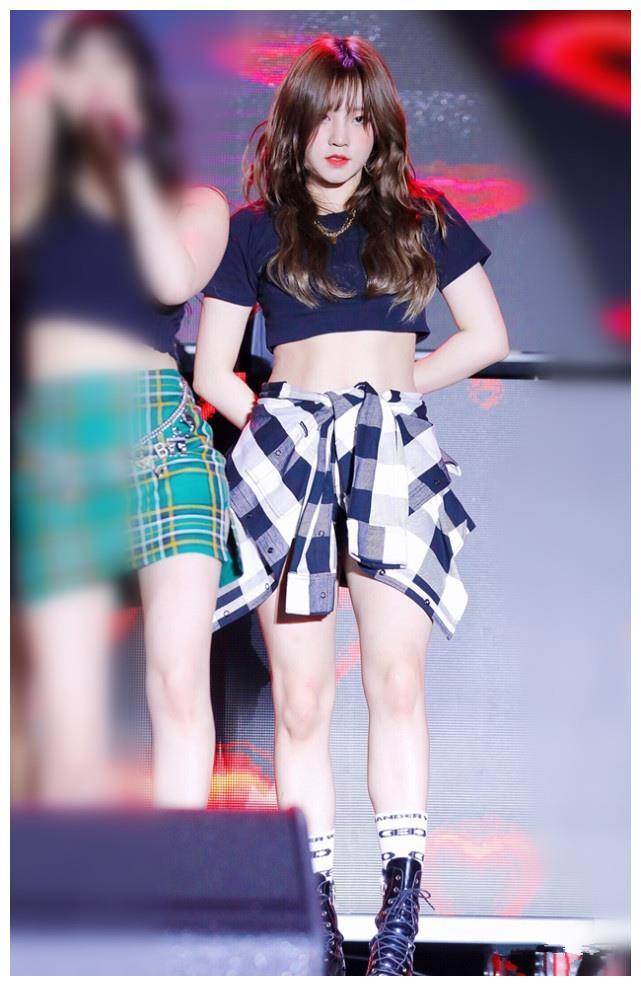 宋雨琦穿30cm长的t恤,抬手秀马甲线,那些说她胖的打脸没?