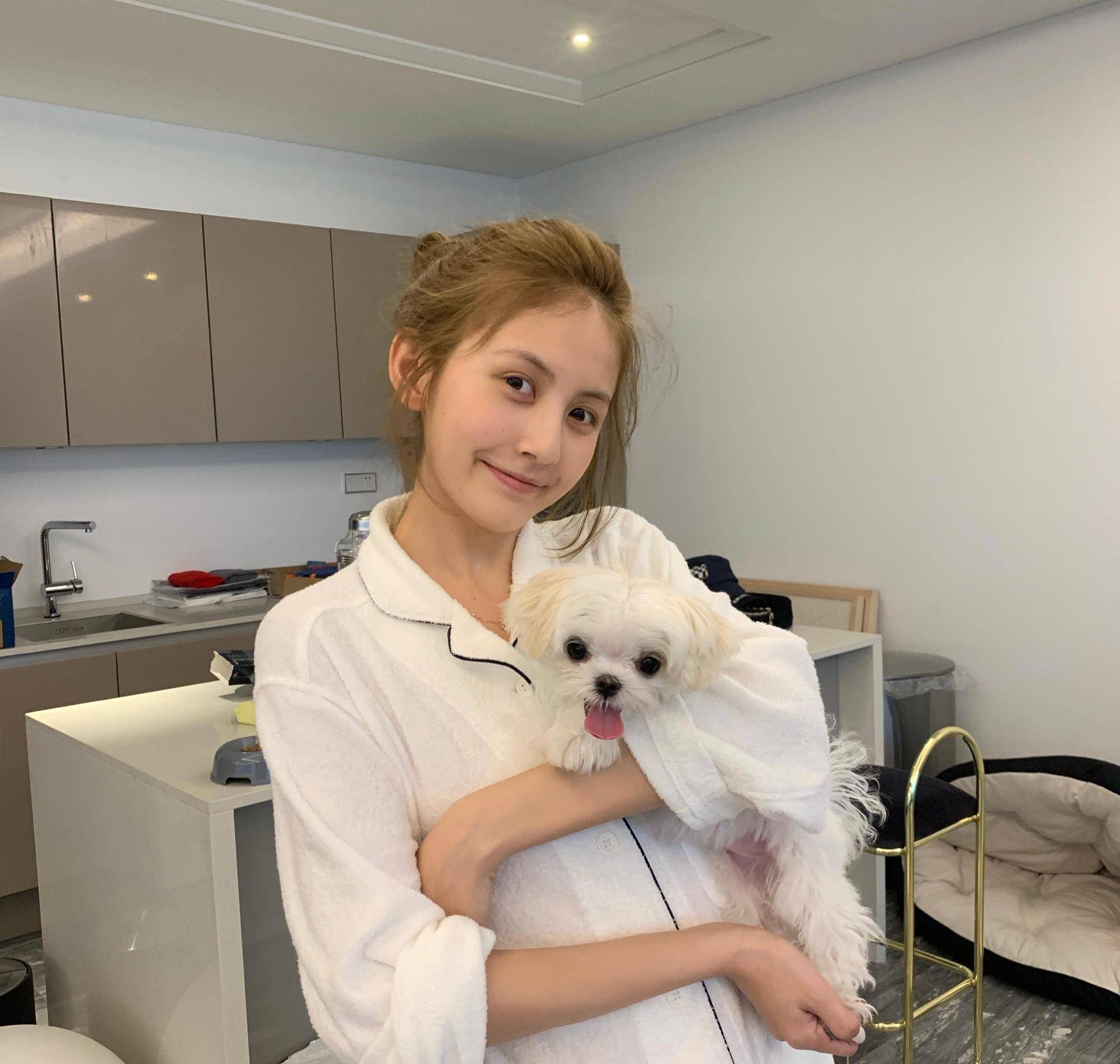 网红甜仇晒美照满脸甜蜜,小细节疑暴露王思聪帮她换新房_背景_钻戒